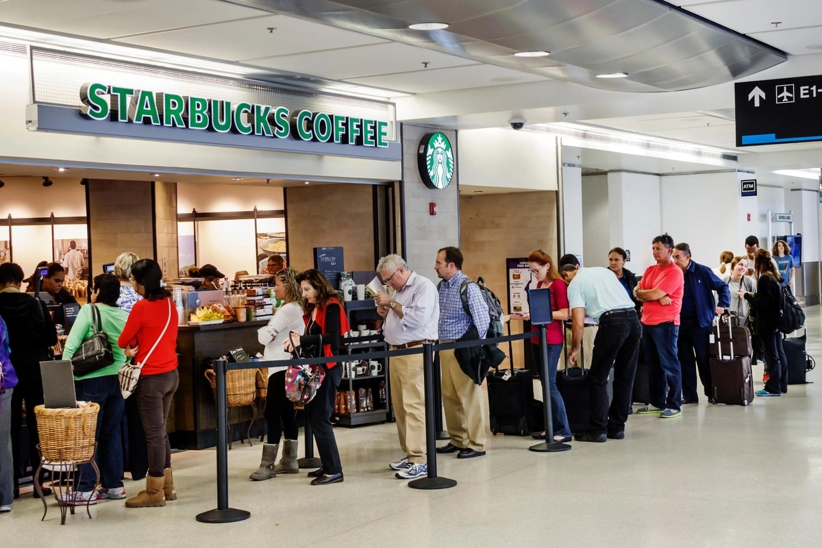 Antrean pengunjung Starbucks
Gambar: The Sun Antrean pengunjung Starbucks
Gambar: The Sun