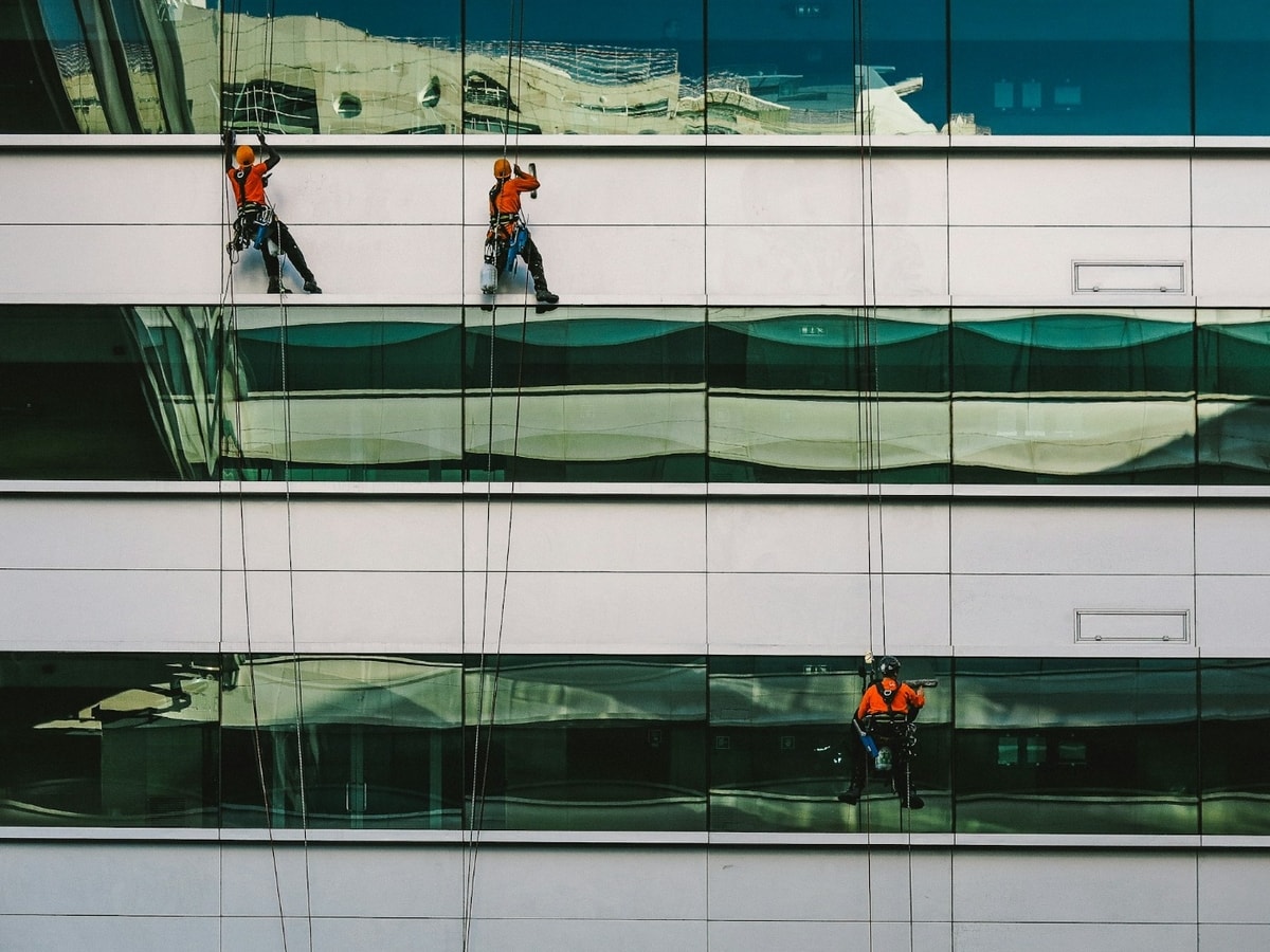 Pembersihan gedung biasanya menggunakan jasa pihak luar
Gambar: Unsplash Pembersihan gedung biasanya menggunakan jasa pihak luar
Gambar: Unsplash