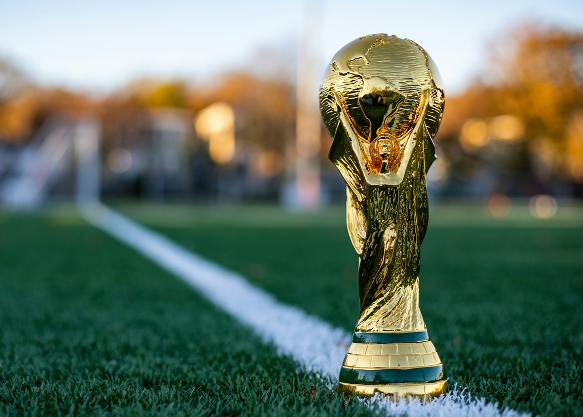 Ilustrasi trofi Piala Dunia
Foto oleh My Profit Tutor di Unsplash