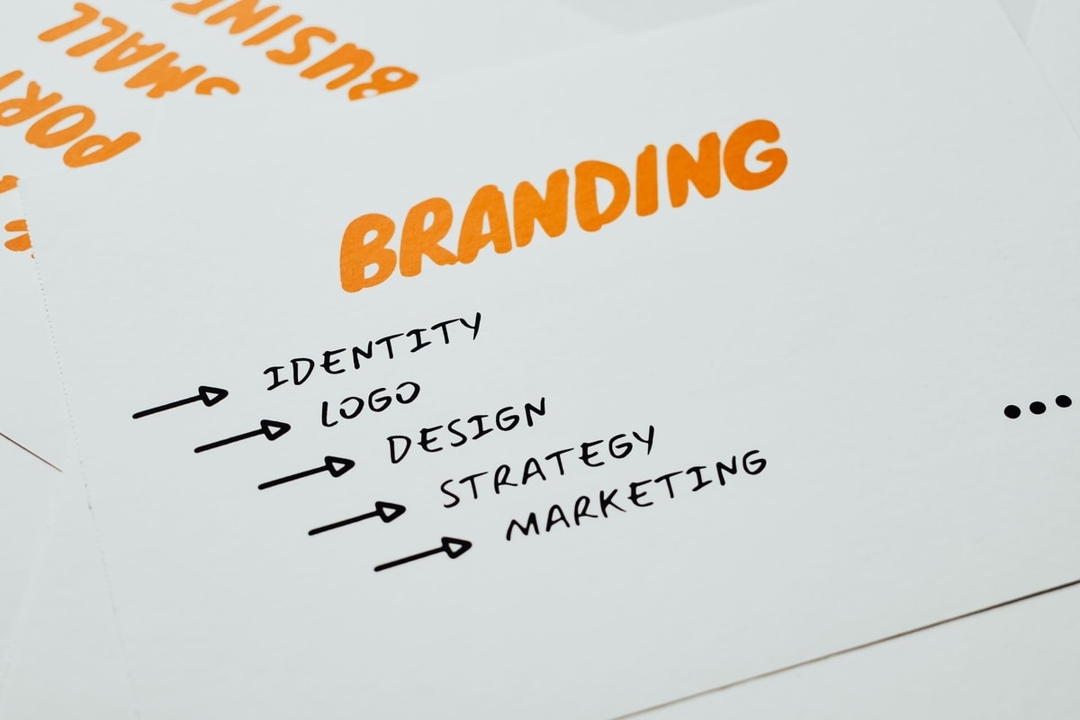 Ilustrasi branding dan marketing
Foto oleh Eva Bronzini di Pexels