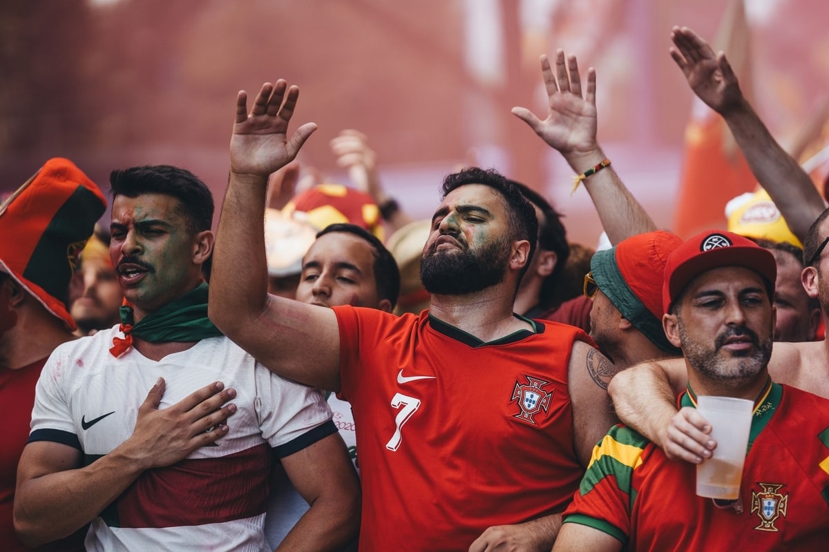 Momen fans menikmati Piala Dunia
Foto oleh Omar Ramadan di Pexels