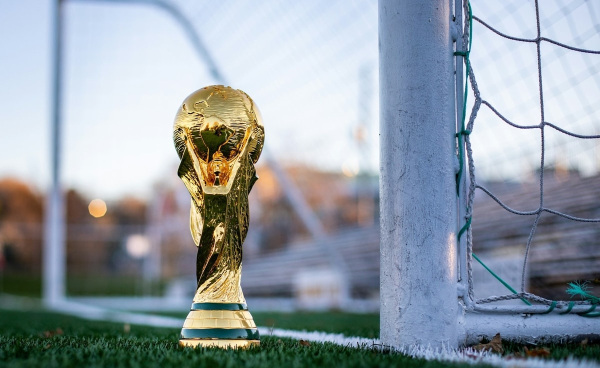 Ilustrasi trofi Piala Dunia
Foto oleh My Profit Tutor di Unsplash