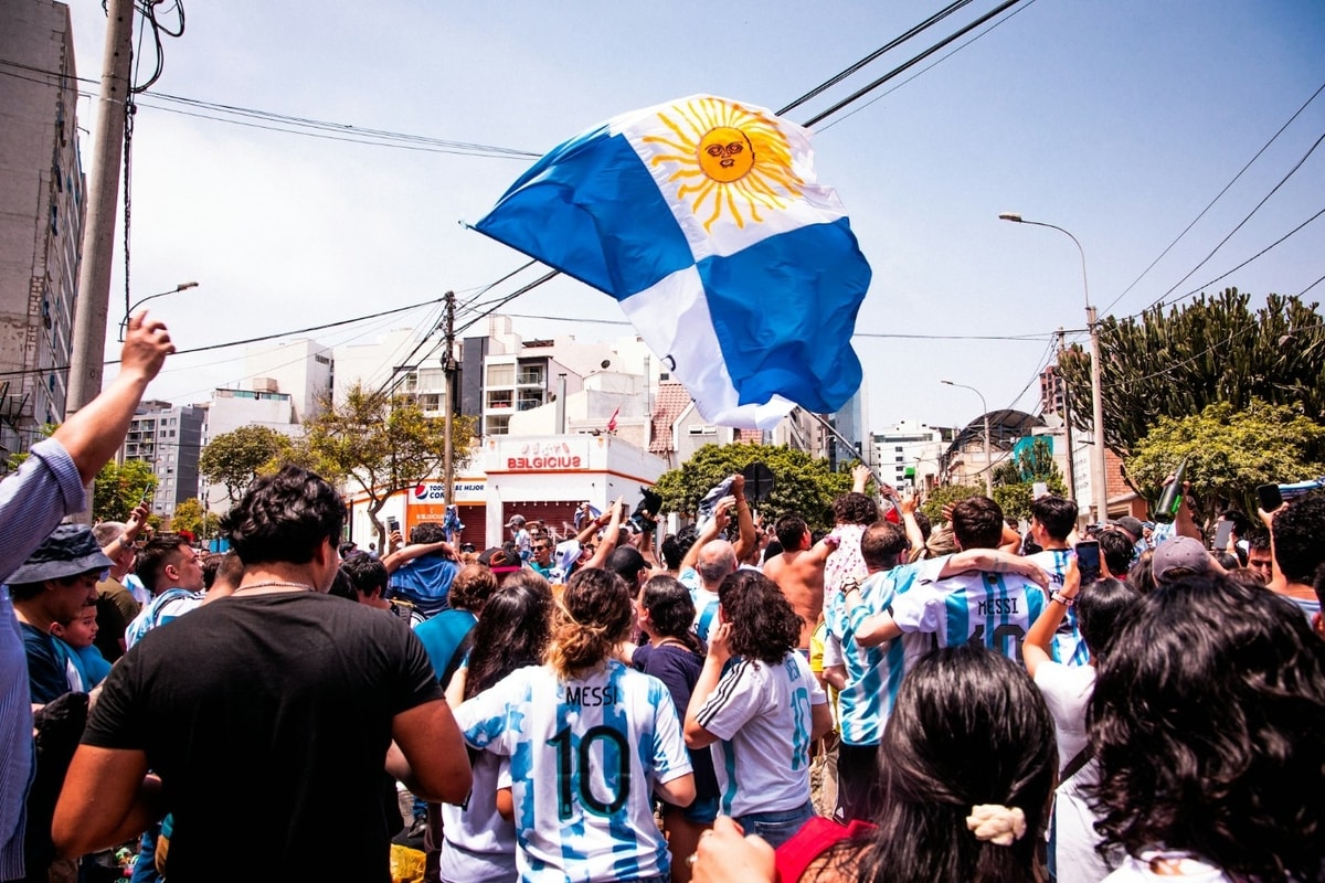 Momen fans di Piala Dunia
Foto oleh Alvaro Palacios di Unsplash