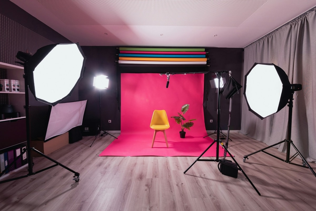 Contoh studio foto sederhana
Foto oleh KOBU Agency di Unsplash Contoh studio foto sederhana
Foto oleh KOBU Agency di Unsplash