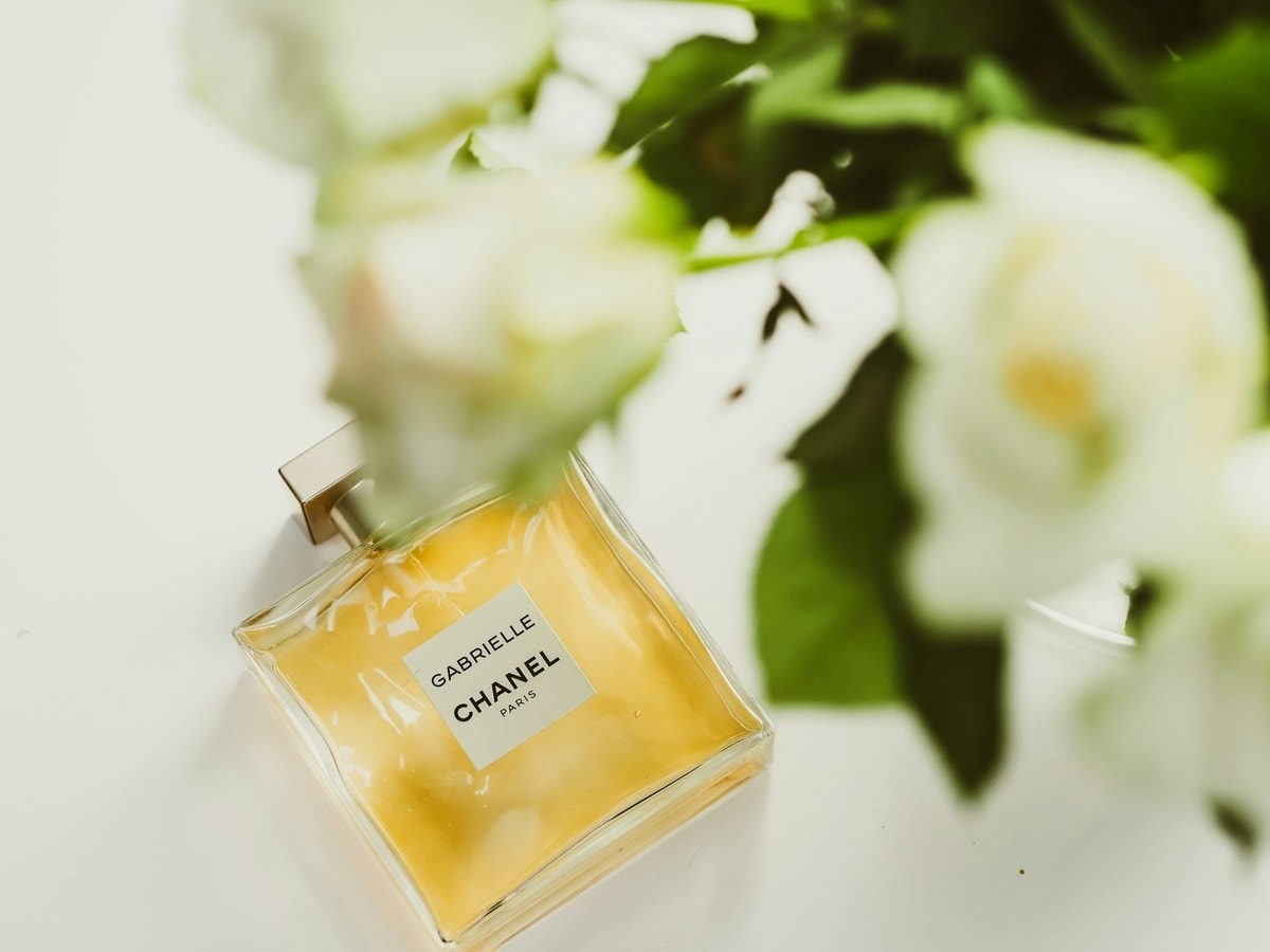 Ilustrasi foto produk parfum dengan latar belakang putih
Foto oleh Laura Chouette di Unsplash Ilustrasi foto produk parfum dengan latar belakang putih
Foto oleh Laura Chouette di Unsplash