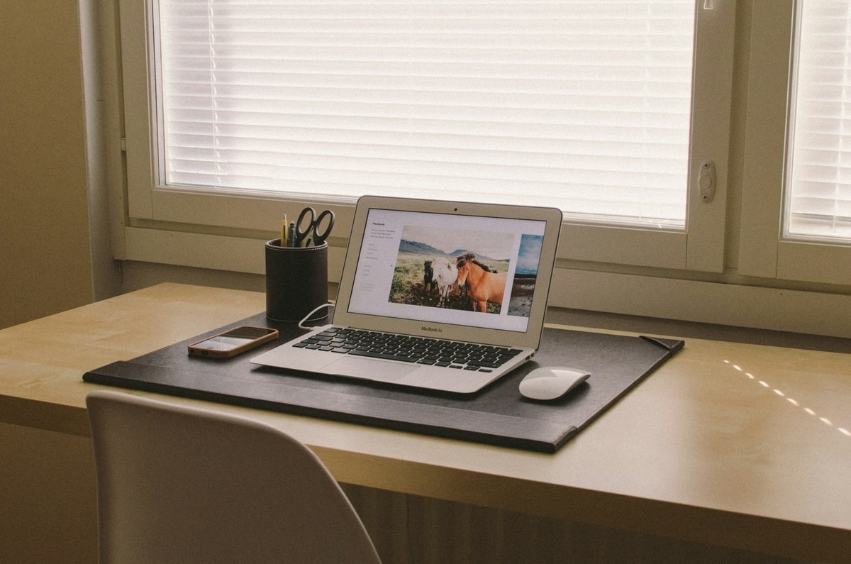 Ilustrasi website dan gambar
Foto oleh Aleksi Tappura di Unsplash
