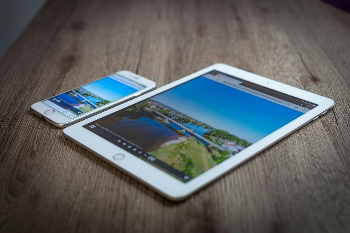 Ilustrasi gambar website dibuka di tablet dan ponsel
Foto oleh Alexander Pollinger di Pexels
