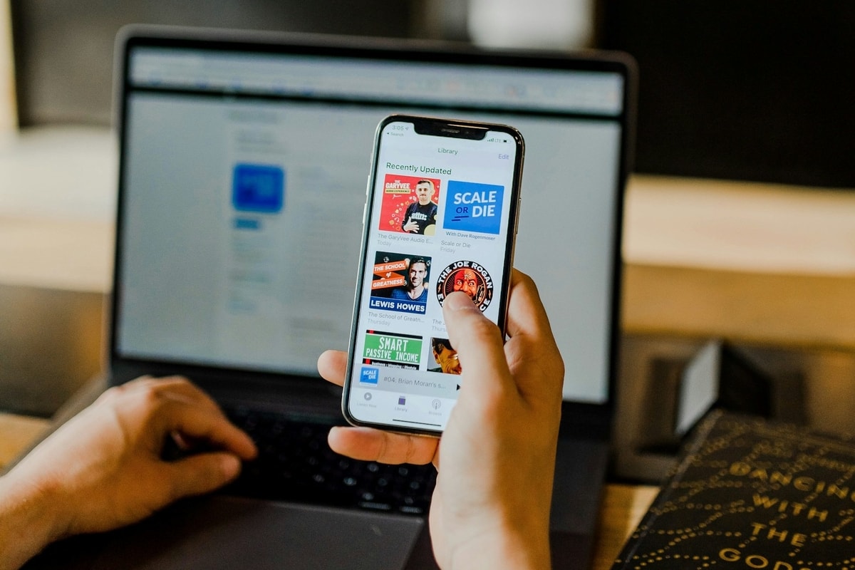 Ilustrasi update konten media sosial
Foto oleh Austin Distel di Unsplash