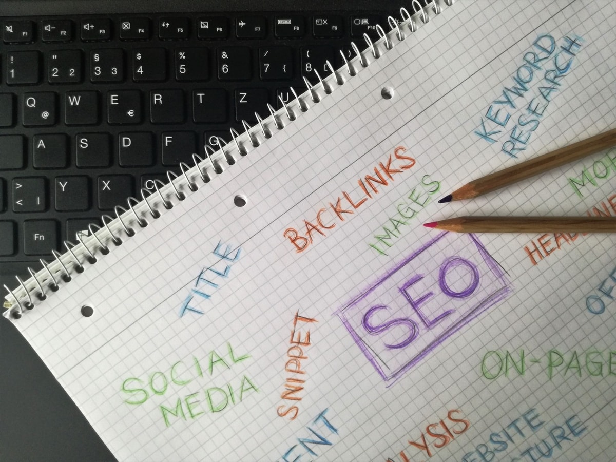 Ilustrasi SEO website marketing
Foto oleh Tobias Dziuba di Pexels