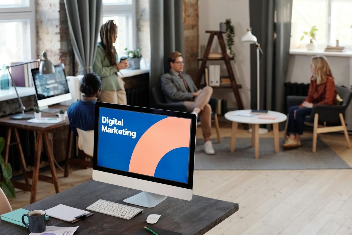 Ilustrasi pekerjaan digital marketer. 
Foto oleh Mikael Blomkvist di Pexels