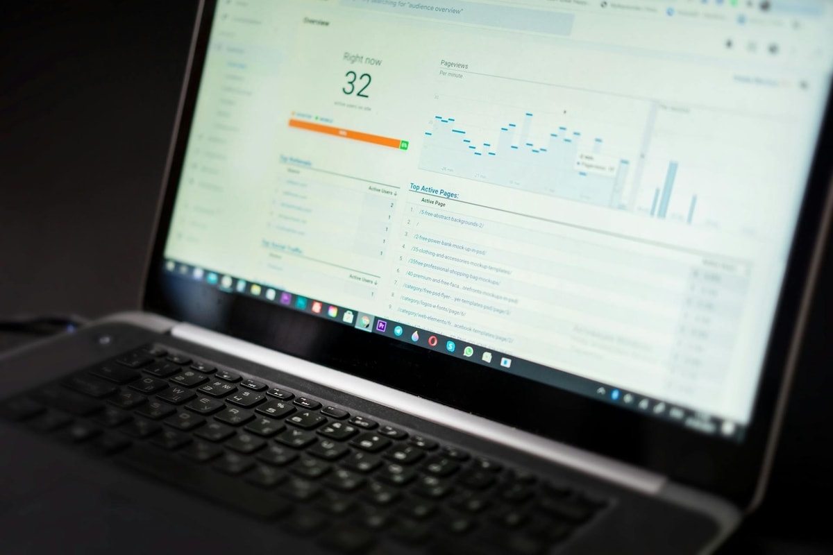 Ilustrasi data Google Analytics SEO
Foto oleh Atlantic Ambience di Pexels Ilustrasi data Google Analytics SEO
Foto oleh Atlantic Ambience di Pexels
