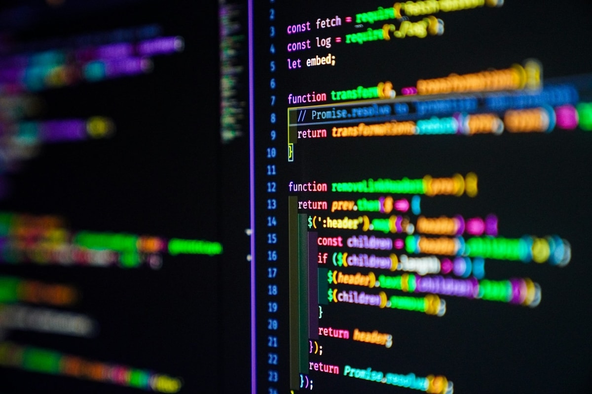 Ilustrasi coding
Foto oleh Joan Gamell di Unsplash