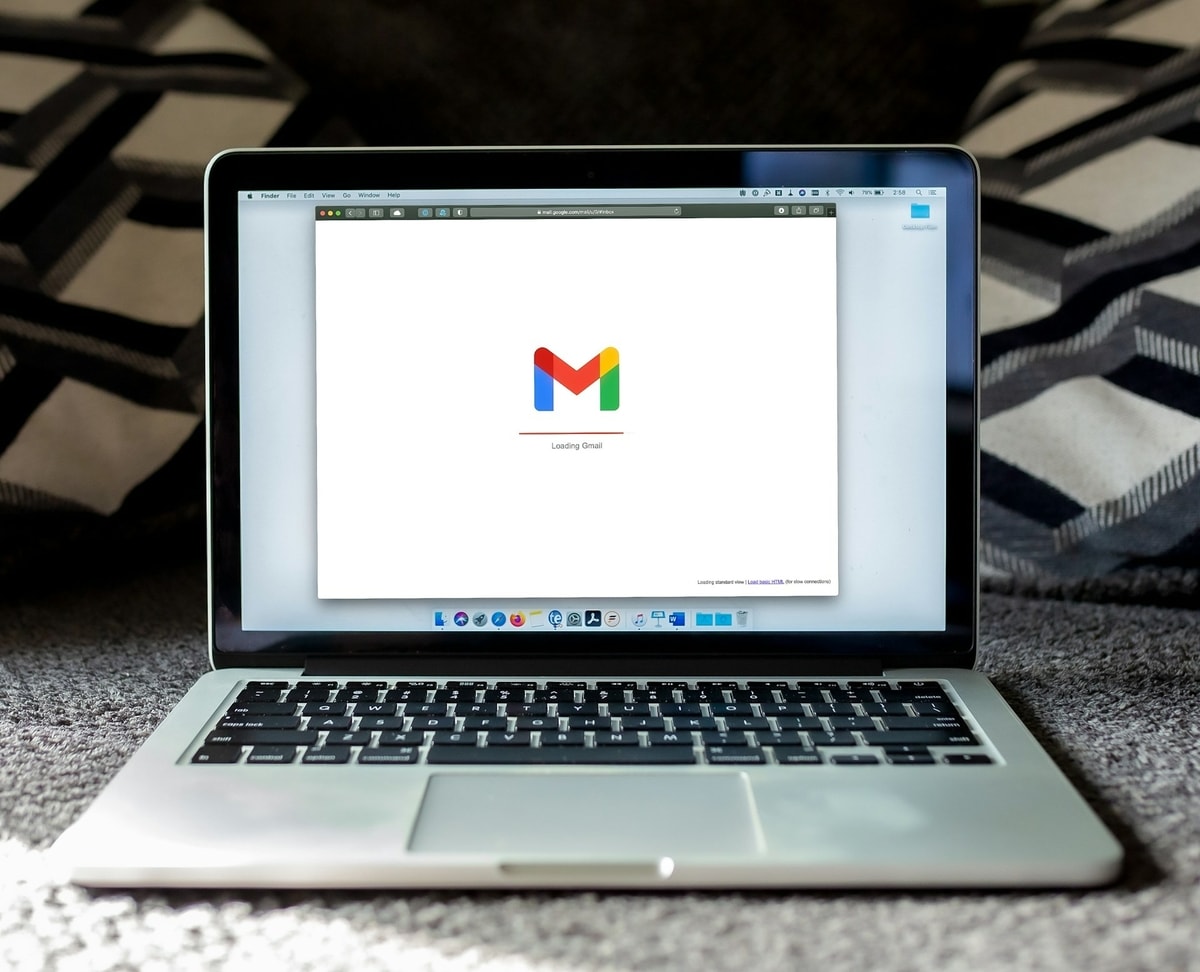 Ilustrasi penggunaan Gmail
Foto oleh Solen Feyissa di Unsplash
