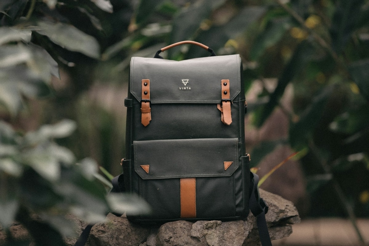 Contoh produk tas ransel
Gambar: Unplash/Jakob Owens