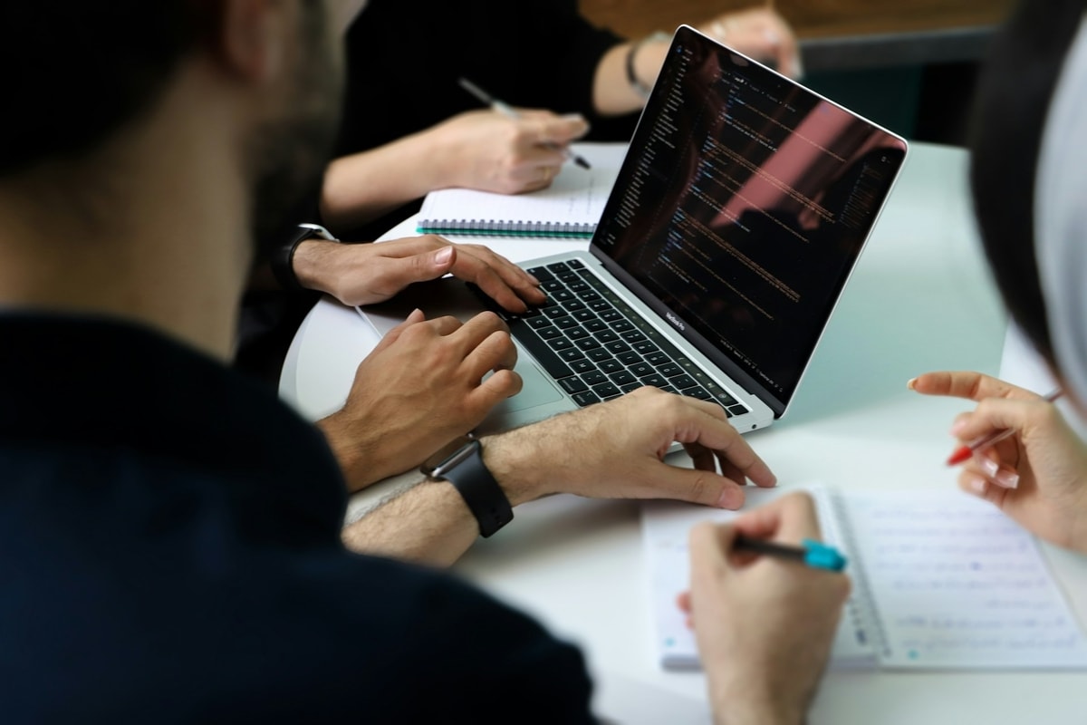 Freelancer menganalisis struktur harga jasa seperti hourly rate dan project-based pricing.
Foto oleh Fatemeh Rezvani di Unsplash Freelancer menganalisis struktur harga jasa seperti hourly rate dan project-based pricing.
Foto oleh Fatemeh Rezvani di Unsplash