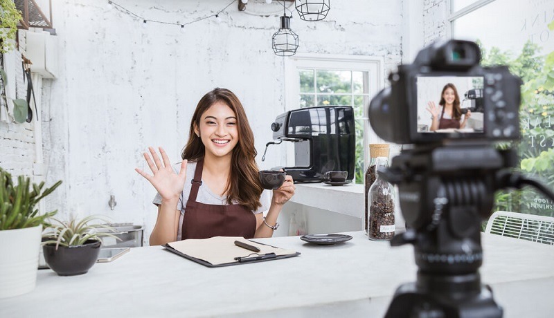 Ilustrasi influencer dalam promosi produk
Gambar: smallbizdaily.com